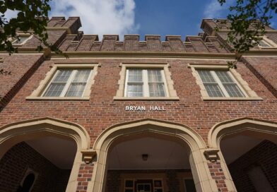 Bryan Hall, edifício universitário na Flórida, relacionado às novas regras de IA no ensino superior