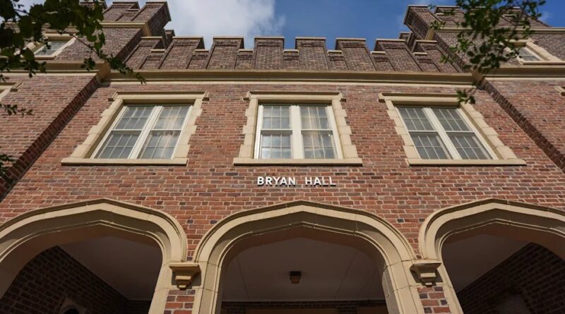 Bryan Hall, edifício universitário na Flórida, relacionado às novas regras de IA no ensino superior