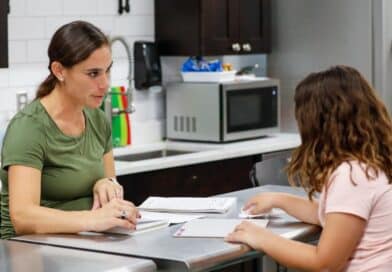 Sessão de tutoria escolar entre professora e estudante na Flórida