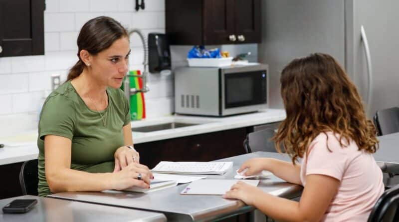 Sessão de tutoria escolar entre professora e estudante na Flórida