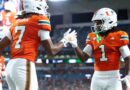 Jogadores do Miami Hurricanes celebram touchdown no Hard Rock Stadium durante goleada sobre Florida A&M