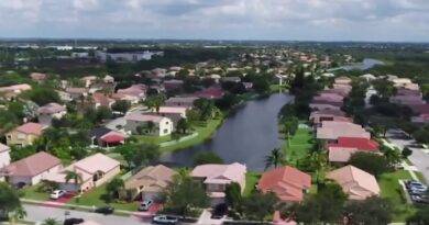 Vista aerea de bairro residencial na Florida com casas e canais