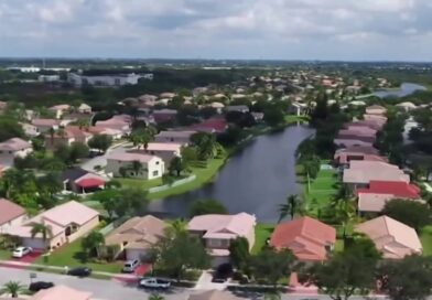 Vista aerea de bairro residencial na Florida com casas e canais