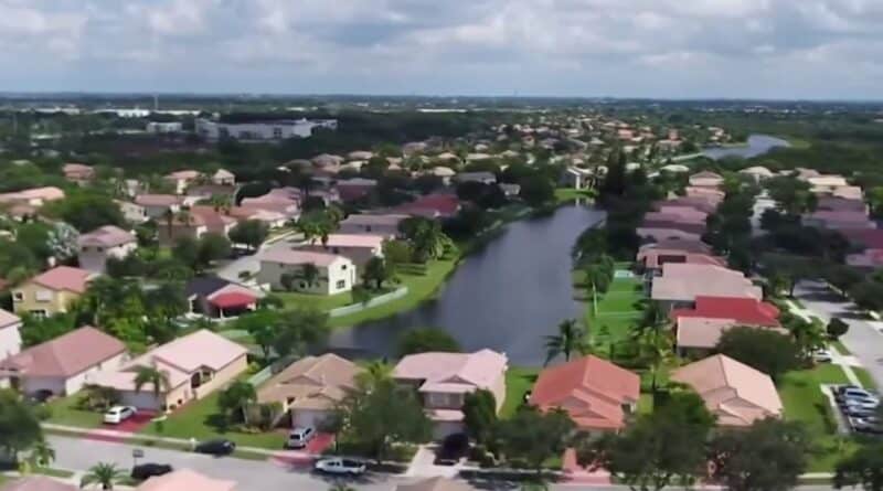 Vista aerea de bairro residencial na Florida com casas e canais