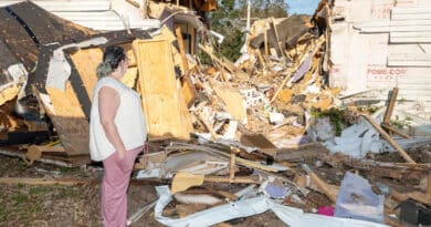 Ajuda da FEMA após furacões pode chegar ao fim nos EUA Destroços de furacão empilhados em rua da Flórida