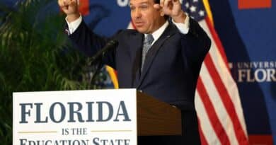 Governador Ron DeSantis em coletiva na Universidade da Florida