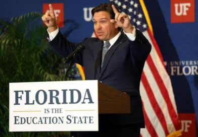 Governador Ron DeSantis em coletiva na Universidade da Florida