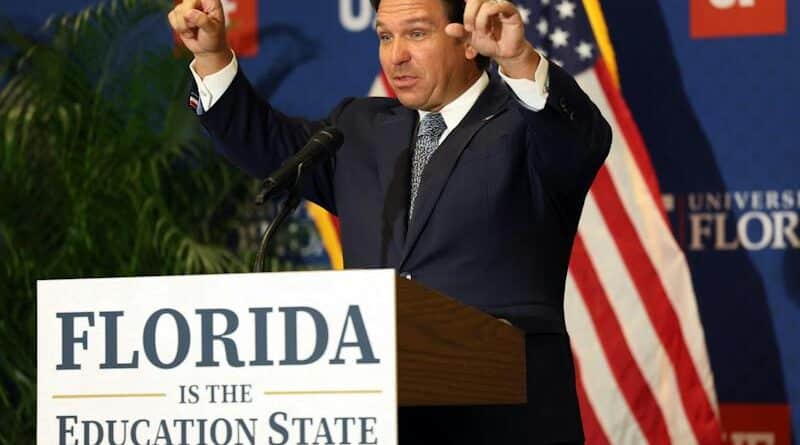 Governador Ron DeSantis em coletiva na Universidade da Florida