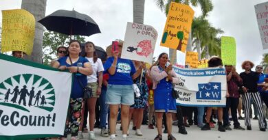 Rally de direitos dos imigrantes na Flórida com cartazes pedindo proteção