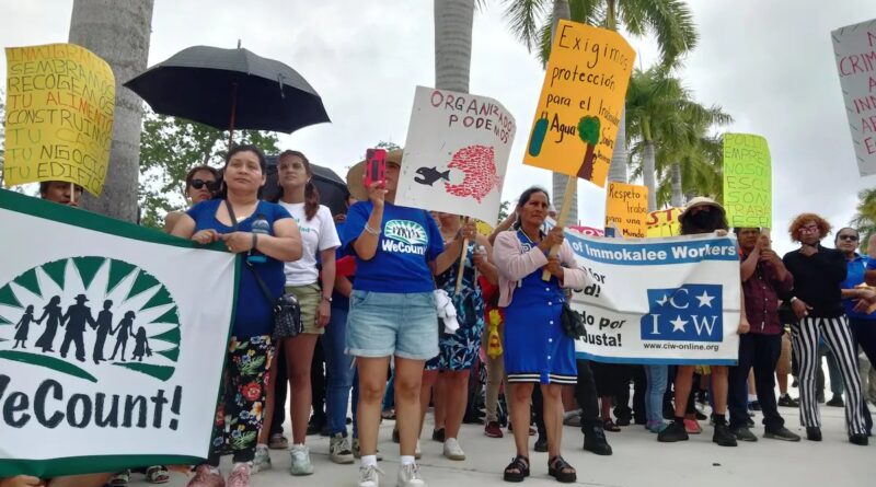 Rally de direitos dos imigrantes na Flórida com cartazes pedindo proteção