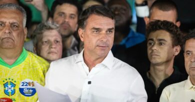 Flavio Bolsonaro candidato derrotado a presidencia do Brasil em evento publico antes de fugir para Miami