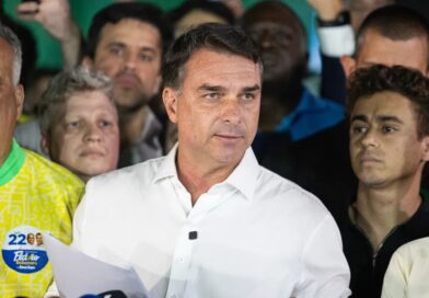 Flavio Bolsonaro candidato derrotado a presidencia do Brasil em evento publico antes de fugir para Miami