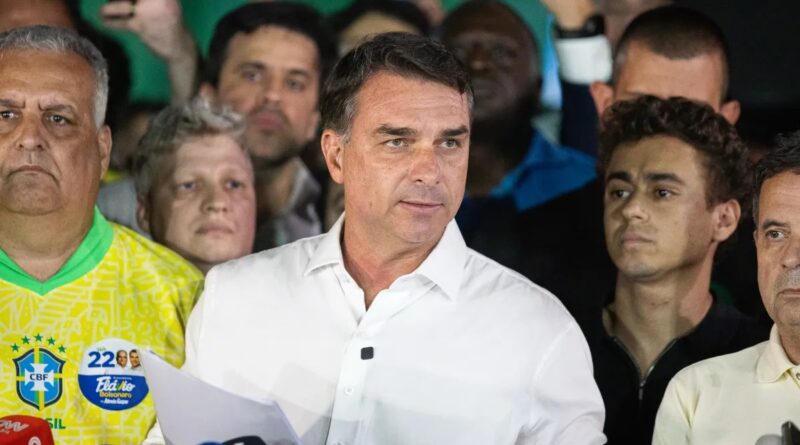 Flavio Bolsonaro candidato derrotado a presidencia do Brasil em evento publico antes de fugir para Miami