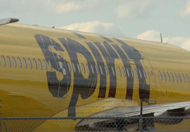 Avião da Spirit Airlines parado em pista