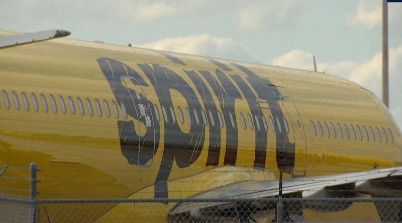 Avião da Spirit Airlines parado em pista