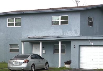 Policial da Florida acusado de se apropriar de casa de homem encontrado morto