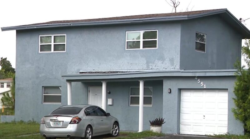 Policial da Florida acusado de se apropriar de casa de homem encontrado morto