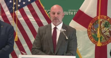CFO da Flórida Blaise Ingoglia fala em coletiva de imprensa na USF sobre US$ 3 bilhões em propriedade abandonada