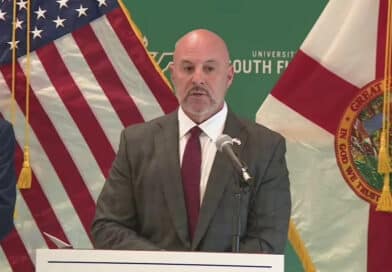 CFO da Flórida Blaise Ingoglia fala em coletiva de imprensa na USF sobre US$ 3 bilhões em propriedade abandonada