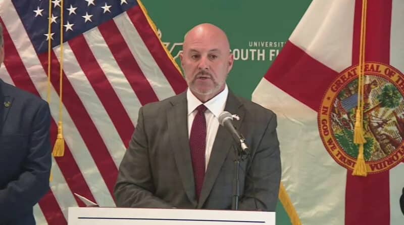 CFO da Flórida Blaise Ingoglia fala em coletiva de imprensa na USF sobre US$ 3 bilhões em propriedade abandonada