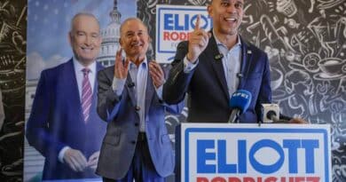 Hakeem Jeffries e Eliott Rodriguez em evento de campanha no 27º distrito congressional da Flórida