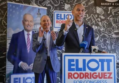 Hakeem Jeffries e Eliott Rodriguez em evento de campanha no 27º distrito congressional da Flórida
