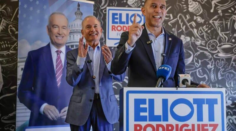 Hakeem Jeffries e Eliott Rodriguez em evento de campanha no 27º distrito congressional da Flórida