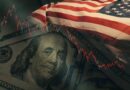 Nota de 100 dólares com bandeira americana e gráfico de declínio simbolizando preocupação com inflação
