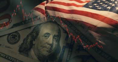 Nota de 100 dólares com bandeira americana e gráfico de declínio simbolizando preocupação com inflação
