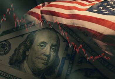 Nota de 100 dólares com bandeira americana e gráfico de declínio simbolizando preocupação com inflação