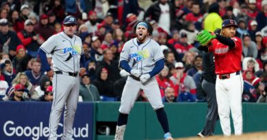 Rays vencem Guardians por 7 a 3 e empatam ALCS em 2-2 Jogadores do Tampa Bay Rays reagem durante jogo do ALCS contra Cleveland Guardians no Progressive Field
