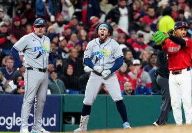 Jogadores do Tampa Bay Rays reagem durante jogo do ALCS contra Cleveland Guardians no Progressive Field