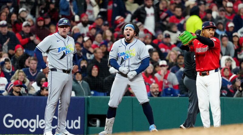 Jogadores do Tampa Bay Rays reagem durante jogo do ALCS contra Cleveland Guardians no Progressive Field
