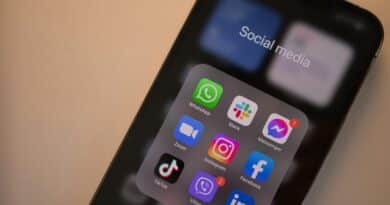 Aplicativos de redes sociais em smartphone — decisão judicial da Flórida proíbe menores de 14 anos