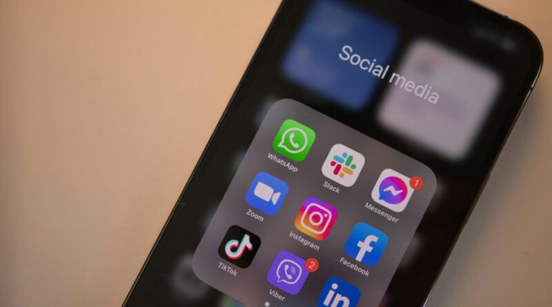 Aplicativos de redes sociais em smartphone — decisão judicial da Flórida proíbe menores de 14 anos